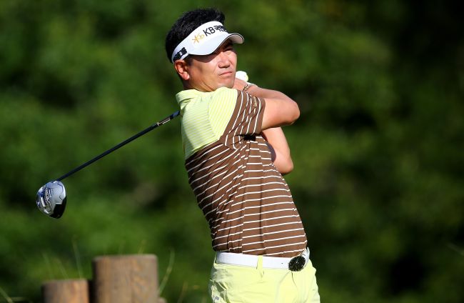 양용은(골퍼/KB금융그룹)
Yang Yong-eun hits a tee shot on the fifth hole during the first round of the Wyndham Championship  in Greensboro, North Carolina, Thursday.   AFP-Yonhap News