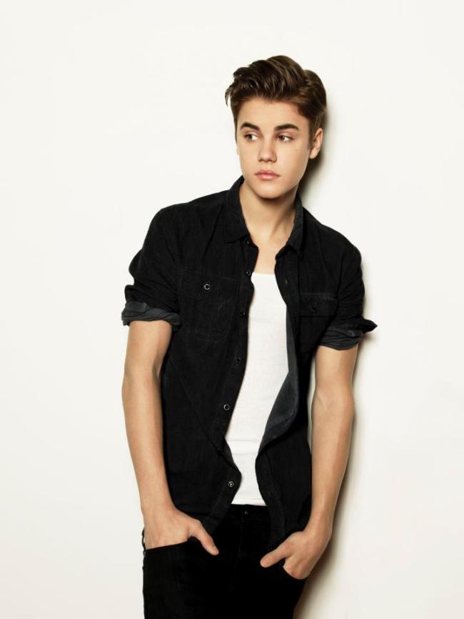 저스틴비버(JustinBieber/가수)
Justin Bieber”: Canadian teenage pop star Justin Bieber, 19, who rose to superstardom after being discovered on YouTube, will be making his way to Korea for his first local concert on Oct. 10 at Seoul Olympic Park’s Gymnastics Stadium.