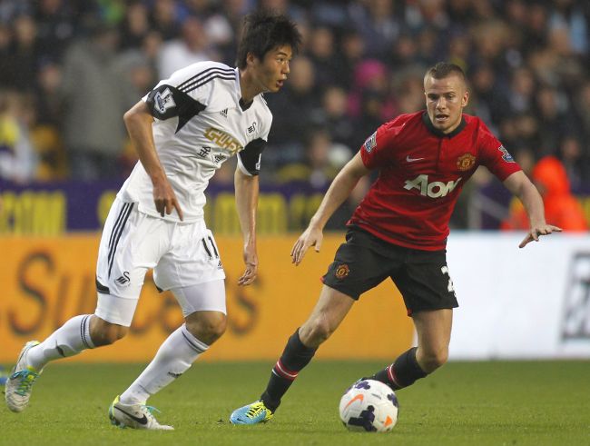 기성용(축구선수/IB스포츠소속팀스완지시티AFC미드필더)
<YONHAP PHOTO-0243> Swansea City's South Korean midfielder Ki Sung-Yueng (L) vies with Manchester United's English midfielder Tom Cleverley (R) during the English Premier League football match between Swansea City and Manchester United at Liberty Stadium in Swansea, south Wales, on August 17, 2013. Manchester United won 4-1. AFP PHOTO/IAN KINGTON ....== RESTRICTED TO EDITORIAL USE. NO USE WITH UNAUTHORIZED AUDIO, VIDEO, DATA, FIXTURE LISTS, CLUB/LEAGUE LOGOS OR “LIVE” SERVICES. ONLINE IN-MATCH USE LIMITED TO 45 IMAGES, NO VIDEO EMULATION. NO USE IN BETTING, GAMES OR SINGLE CLUB/LEAGUE/PLAYER PUBLICATIONS. ==../2013-08-18 07:46:36/ <저작권자 ⓒ 1980-2013 ㈜연합뉴스. 무단 전재 재배포 금지.>
Swansea City’s Ki Sung-yueng heads upfield against Manchester United on Saturday.
AFP-Yonhap News