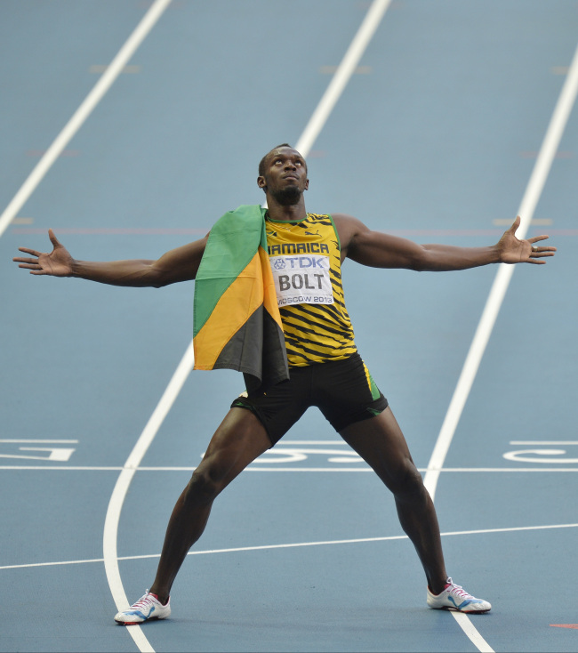 우사인볼트(UsainBolt/육상선수)
<YONHAP PHOTO-0085> Jamaica's Usain Bolt celebrates winning gold in the men's 200-meter final at the World Athletics Championships in the Luzhniki stadium in Moscow, Russia, Saturday, Aug. 17, 2013. (AP Photo/Martin Meissner) /2013-08-18 01:51:00/ <저작권자 ⓒ 1980-2013 ㈜연합뉴스. 무단 전재 재배포 금지.>
Jamaica’s Usain Bolt celebrates his 200-meter gold.   AP-Yonhap News