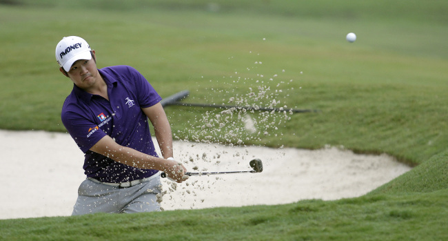 존허(JohnHuh/허찬수/골퍼/한국인삼공사)
John Huh hits out of a bunker during the third round of the Wyndham Championship.
AP-Yonhap News