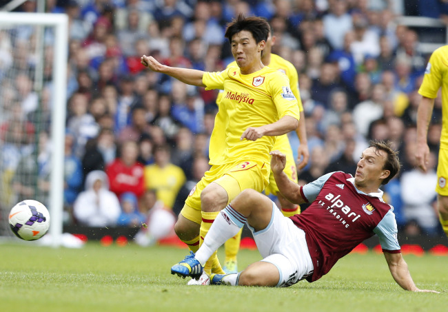김보경(축구선수/카디프시티FC미드필더)
<YONHAP PHOTO-0007> ‘리그’복귀했는데... (AP=연합뉴스) 17일(현지시간) 영국 런던소재 업턴 파크에서 잉글랜드 프로축구 2013-2014 프리미어리그 경기에 나선, 김보경(24·카디프시티, 왼쪽)이 홈팀 웨스트햄 유나이티드 소속 마크 노블의 강한 저지를 받고 있다. 카디프시티는 지난 시즌 챔피언십(2부리그) 우승을 차지하며 51년 만에 프리미어리그에 복귀했는데 이날 리그 개막전에서 웨스트햄에 0-2로 패했다. bulls@yna.co.kr/2013-08-18 05:38:16/ <저작권자 ⓒ 1980-2013 ㈜연합뉴스. 무단 전재 재배포 금지.>
Cardiff City’s Kim Bo-kyung is tackled by West Ham United’s Mark Noble on Saturday.   AP-Yonhap News