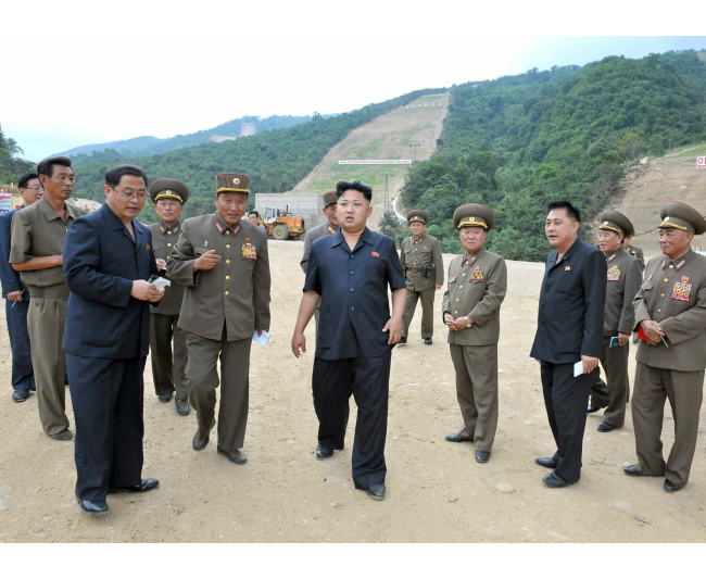김정은(정치인/북한국방위원회제1위원장)
Kim Jong-un (center) visits the North’s ski resort under construction at the Masik mountain pass for the first time in 80 days. North Korea’s newspaper Rodong Sinmun reported Sunday that Kim was “content” with the progress.   Yonhap News