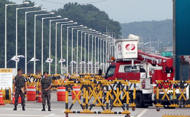 Vehicles carrying a delegation of South Korean officials cross the border on Saturday to inspect facilities for electricity, communication and water at the inter-Korean industrial park that has been shut down for the last four months.   Yonhap News