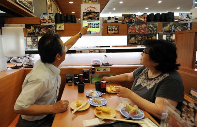 A customer places his order through a video screen at a Kura Corp. sushi restaurant in Tokyo. (AFP-Yonhap News)