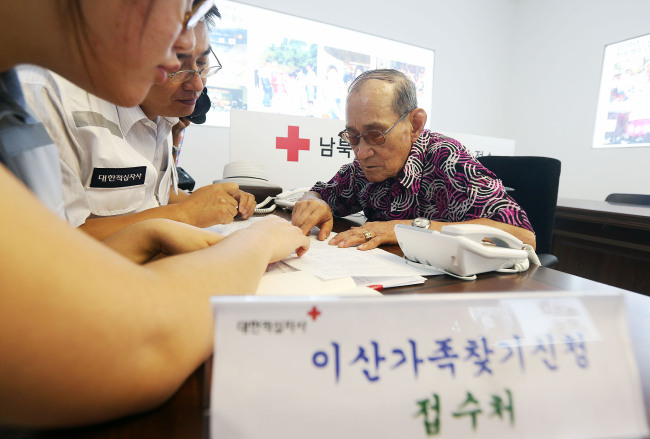 Yoo Hak-gi, 85, who has applied for a family reunion to find his siblings in the North, checks his application at the help center of the Korea National Red Cross on Friday.  (Yonhap News)