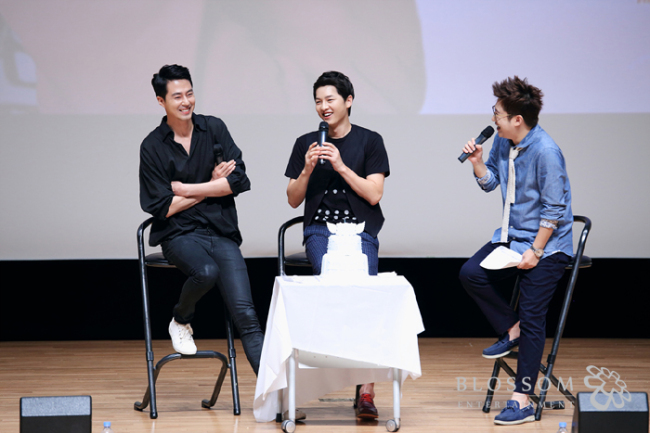 조인성(영화배우/탤런트),송중기(탤런트/영화배우)
1400여명의 팬들과 함께 한 배우 송중기의 입대 전 마지막 팬미팅. 송중기는 팬들을 위한 편지를 낭독하던 중 눈물까지 비쳤다.