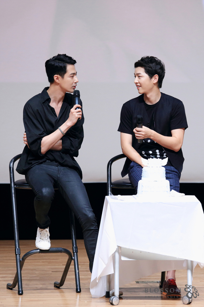 조인성(영화배우/탤런트),송중기(탤런트/영화배우)
1400여명의 팬들과 함께 한 배우 송중기의 입대 전 마지막 팬미팅. 송중기는 팬들을 위한 편지를 낭독하던 중 눈물까지 비쳤다.