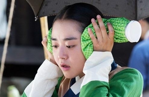 문근영(영화배우/탤런트)
배우 문근영이 얼음 주머니로 더위를 식히고 있는 장면이 눈길을 끈다.