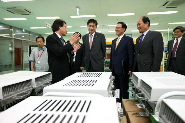 홍기택 KDB금융지주 회장(왼쪽 두번째)이 지주 임원들과 함께 산은이 지원한 업체를 방문해 설명을 듣고 있다. [사진제공=KDB금융지주]