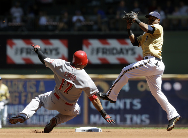 추신수(야구선수/신시내티레즈외야수)
Cincinnati Reds outfielder Choo Shin-soo slides into second base in the first inning on Sunday. The Korean went 2 for 2 with three walks.   AP-Yonhap News