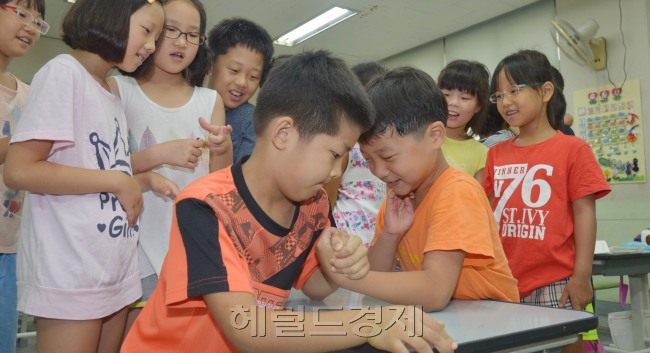 막바지 폭염의 기세속에 19일 오전 서울 지역 대부분 초등학교가 개학을 한 가운데 중구 장충동 충무초교에서 아이들이 방학동안 건강해진 모습으로 팔씨름을 하며 즐거운 시간을 보내고 있다.<br />김명섭 기자 msiron@heraldcorp.com
막바지 폭염의 기세속에 19일 오전 서울 지역 대부분 초등학교가 개학을 한 가운데 중구 장충동 충무초교에서 아이들이 방학동안 건강해진 모습으로 팔씨름을 하며 즐거운 시간을 보내고 있다.
김명섭 기자 msiron@heraldcorp.com