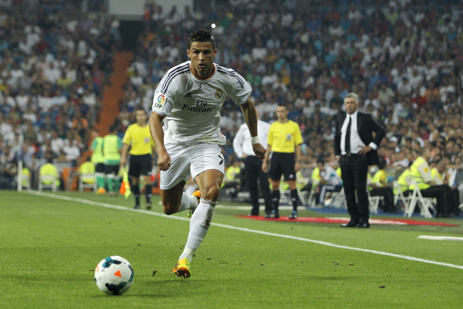 크리스티아누호날두(CristianoRonaldo/축구선수/레알마드리드포워드)
Real Madrid’s Cristiano Ronaldo heads upfield against Betis on Sunday.   AP-Yonhap News