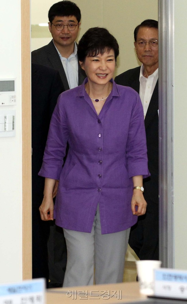 박근혜(대통령/대한민국대통령)
얼마전 사석에서 한 청와대 관계자가 털어놓은 고충(?)입니다. 하나에서 열까지 일일이 열거해 지시하는 ‘깨알지시’와 버금갈 정도로 청와대 참모들에겐 ‘단어 노이로제’도 있다는 것이죠. 그러다 보니 청와대 주변에선 “‘수필가 대통령’을 모시는 어려움이 어련하겠냐”고 맞장구를 치기도 합니다. 실제 박근혜 대통령은 1993년 ‘한국수필’ 신인문학상을 받고 정식으로 문단에 등단한 수필가이기도 합니다.