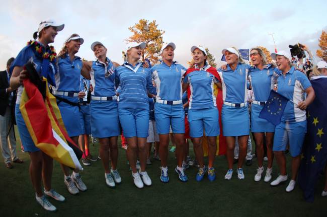 European team members celebrate their Solheim Cup victory.   AFP-Yonhap News
