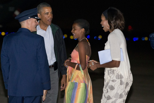 버락오바마(BarackObama/정치인/미국대통령)
U.S. President Barack Obama and his family exit Air Force One on arrival at Andrews Air Force Base on Sunday.   AP-Yonhap News
