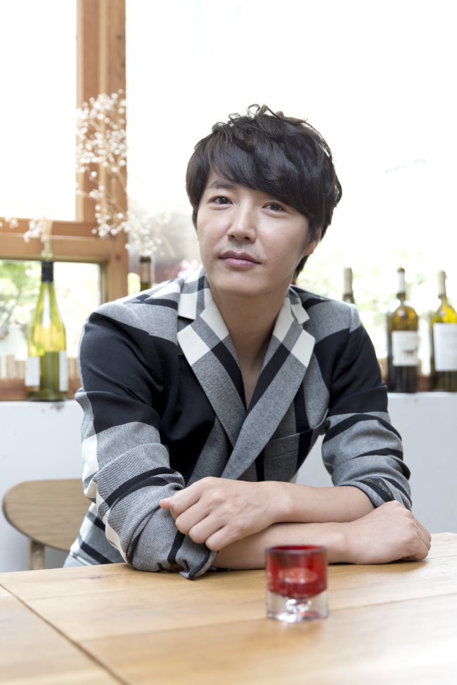 윤상현(탤런트)
또 변호사였다. 드라마와 영화 안에서 익히 봐오던 돈독 오른 변호사는 아니다. 정의롭다. 늘 약자 편에 선다. 누군가에겐 든든한 지원군이다. 원래 이런 사람들에게 매력을 느꼈을까. 윤상현은 손사레부터 친다. “아우, 아니요. 그렇게 하고 싶어 된 게 아니라 작가님들이 그렇게 창조해내셨죠. 제 눈이 그렇게 선하다네요.”