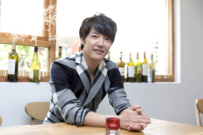 윤상현(탤런트)
또 변호사였다. 드라마와 영화 안에서 익히 봐오던 돈독 오른 변호사는 아니다. 정의롭다. 늘 약자 편에 선다. 누군가에겐 든든한 지원군이다. 원래 이런 사람들에게 매력을 느꼈을까. 윤상현은 손사레부터 친다. “아우, 아니요. 그렇게 하고 싶어 된 게 아니라 작가님들이 그렇게 창조해내셨죠. 제 눈이 그렇게 선하다네요.”