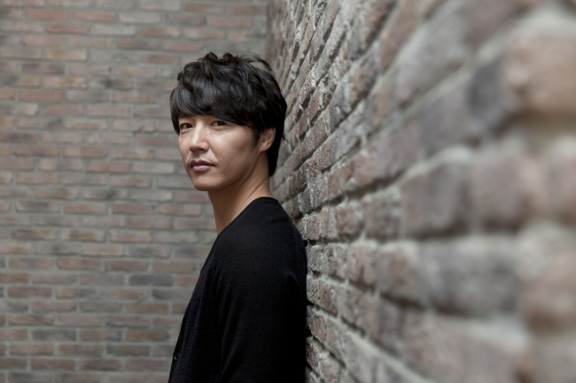 윤상현(탤런트)
또 변호사였다. 드라마와 영화 안에서 익히 봐오던 돈독 오른 변호사는 아니다. 정의롭다. 늘 약자 편에 선다. 누군가에겐 든든한 지원군이다. 원래 이런 사람들에게 매력을 느꼈을까. 윤상현은 손사레부터 친다. “아우, 아니요. 그렇게 하고 싶어 된 게 아니라 작가님들이 그렇게 창조해내셨죠. 제 눈이 그렇게 선하다네요.”