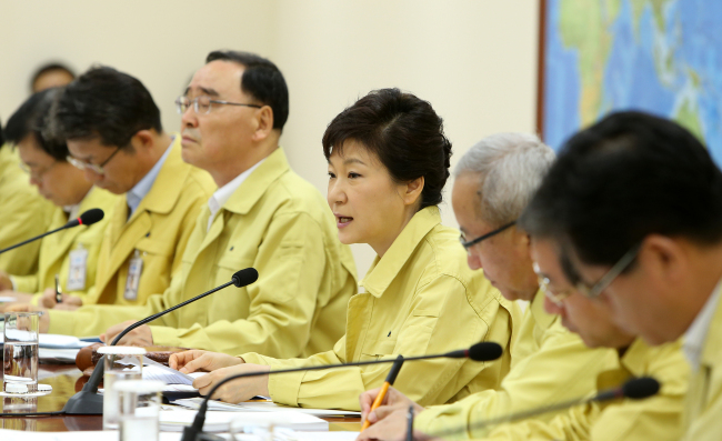 박근혜 대통령이 을지연습 첫날인 19일 오전 청와대에서 '을지 국가안전보장회의' 와 '을지 국무회의'에 이어 제36회 국무회의를 주재하며 인사말을 하고 있다. 2013.8.19 << 청와대 제공 >>
President Park Geun-hye presides over a Cabinet meeting at Cheong Wa Dae on Monday.   Cheong Wa Dae