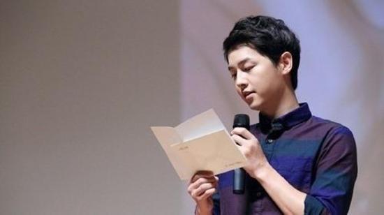 송중기(탤런트/영화배우)
군 입대를 앞둔 배우 송중기가 팬미팅 현장에서 눈물을 보였다.