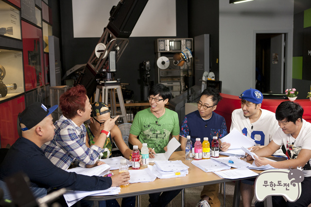 길(길성준/가수/리쌍),정준하(MC/영화배우),하하(하동훈/가수),유재석(MC/개그맨),박명수(MC/가수),노홍철(MC),정형돈(MC/개그맨)
리얼 버라이어티 예능은 리얼리티와 캐릭터 플레이 두 가지를 특징으로 한다. 하지만 두 가지 모두 한계를 지니고 있다. 리얼리티는 리얼과는 다르다. 리얼리티는 부여된 특정한 상황에서 보여주는 사실성을 기반으로 한다는 뜻이다. 그래서 리얼 버라이어티 예능은 진실성 논란에 휩싸이곤 했다.