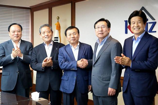김기문(오른쪽부터 두 번째) 중소기업중앙회장과 한재권(세 번째) 개성공단기업협회장, 김학권(네 번째) 재영솔루텍 회장 등 역대 회장단이 지난 19일 서울 여의도 중소기업회관에서 만나 개성공단 조기 가동 문제에 대해 논의한 뒤 악수를 나누고 있다.