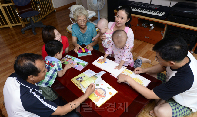'행복한 완득이를 위하여' 시리즈 다문화여성과 결혼한 형제. 박해묵 기자/mook@heraldcorp.com
'행복한 완득이를 위하여' 시리즈 다문화여성과 결혼한 형제. 박해묵 기자/mook@heraldcorp.com
'행복한 완득이를 위하여' 시리즈 다문화여성과 결혼한 형제. 박해묵 기자/mook@heraldcorp.com