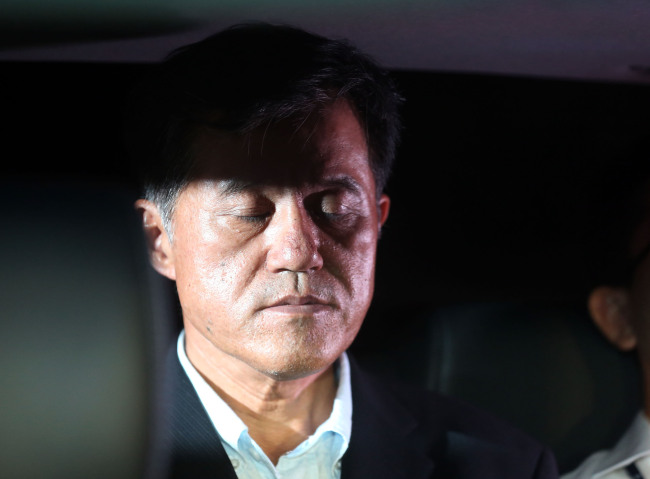 이창석(화제인물)
Lee Chang-seok, a brother-in-law of former President Chun Doo-hwan, leaves the Seoul Central Prosecutors' Office on Monday. He was formally put on detention on suspicion of tax evasion. (Yonhap News)