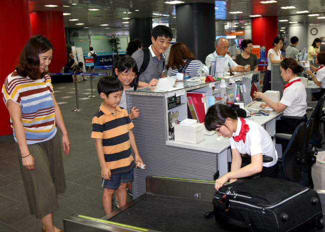 Travelers headed for Incheon International Airport check in their luggage at the Seoul Station city air terminal.   Incheon Airport Railroad Express