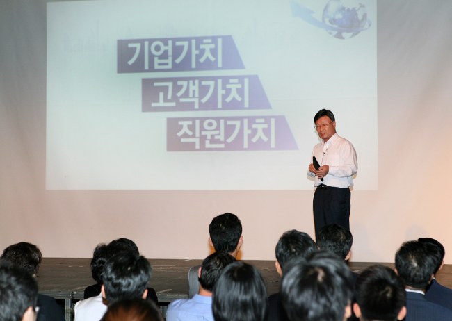 김원규(금융인/우리투자증권대표이사사장)
지난 19일 서울 우리투자증권 강남지역본부. 이날 열린 하반기 목표 달성 결의대회에서 직원들을 대상으로 프리젠테이션을 하기 위해 강단에 오른 이는 바로 김원규(53) 우리투자증권 사장이다. 김 사장은 이날 발표자로 나서 지역본부 소속 전지점 직원들을 대상으로 회사현황과 향후 전략에 대해 프리젠테이션을 했다. 행사를 마친 후에도 지점 직원들과 영업 아이디어 및 건의사항을 허심탄회하게 주고받으며 현장 사안을 꼼꼼히 챙겼다.