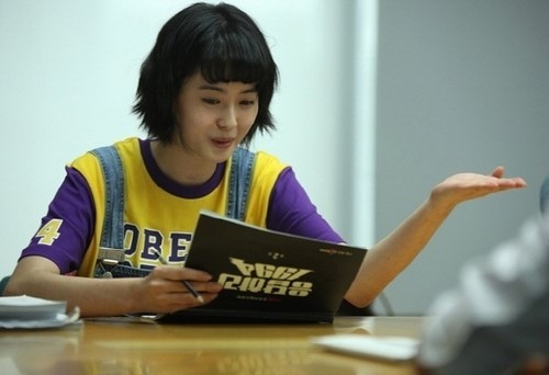 고아라(탤런트/영화배우)
1980년대 개발 시대가 막을 내리고, 개인의 삶을 뒤흔든 격변의 시기에 돌입했다. 1993년 김영삼 문민정부가 들어서면서 독재 시절과 안녕을 고했다. 철옹성 같던 북한의 김일성은 사망했다.