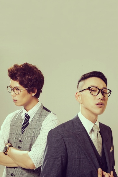 윤철종(가수/십센치),권정열(가수/십센치)
지난 8일 오후 9시께, 늘 오가는 사람이 많은 홍대입구역 9번 출구 앞이 유난히 더 붐볐다. 모여든 사람들의 시선은 KFC 홍익대점 앞에서 공연 중인 두 남자를 향해 있었다.