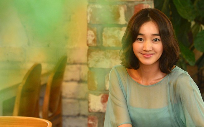 수애(박수애/영화배우/탤런트)
수애가 14일에 개봉한 영화 ‘감기’에서 이제껏 보여왔던 ‘외유내강’ 역할을 탈피하고 새로운 이미지로 변신을 꾀했다.