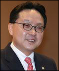 조명철(국회의원/전공무원)
새누리당 조명철(사진) 의원이 국정원 댓글의혹 국정조사특위의 청문회에서 권은희 전 수서경찰서 수사과장에게 “광주의 경찰이냐, 대한민국의 경찰이냐”며 지역감정 발언을 한 데 대해 민주당이 총공세에 나섰다.