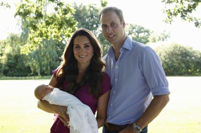 조지알렉산더루이스(GeorgeAlexanderLouis/왕가),케이트미들턴(KateMiddleton/왕가),윌리엄윈저(WilliamWindsor/왕가)
A handout picture shows Prince William, Duke of Cambridge, his wife Catherine, Duchess of Cambridge, and their newborn baby boy, Prince George of Cambridge.   AFP-Yonhap News