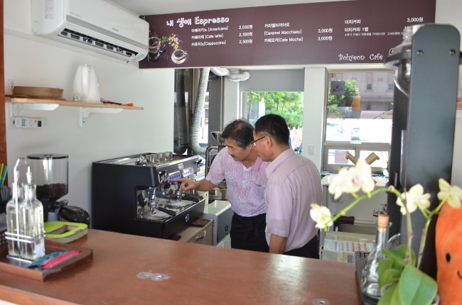 Won (right) and his coworker brew coffee at Cafe Espresso of My Life in Yeongdeungpo, southwestern Seoul.(Seoul Metropolitan Government)