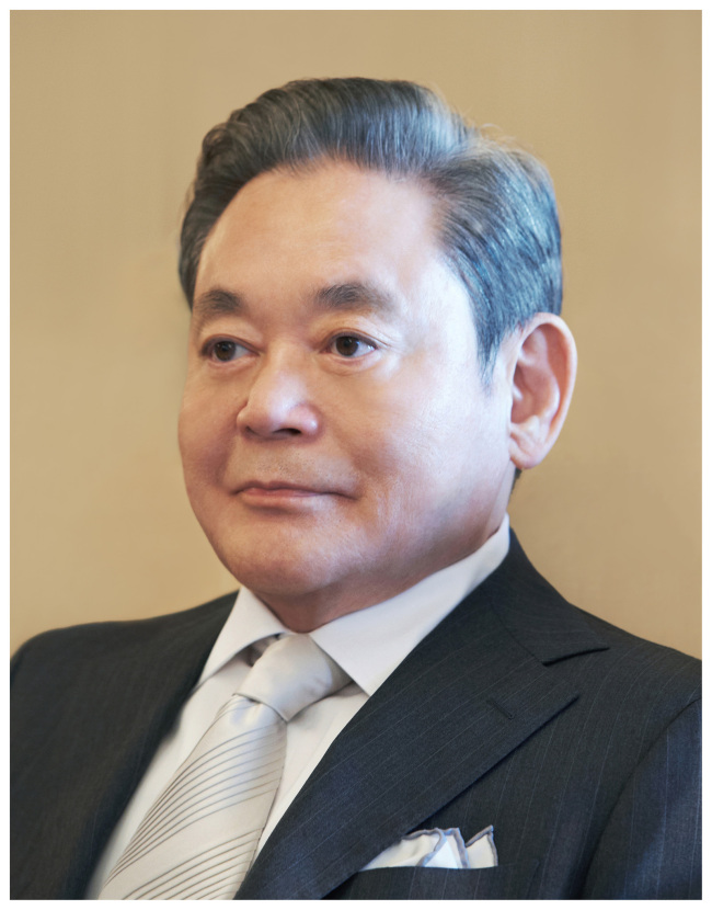 이건희(기업인/국제기관단체인/삼성전자회장)
이건희<사진> 삼성전자 회장이 폐렴 증상을 보임에 따라 삼성서울병원에 1주일째 입원 중이다. 이르면 이번 주말 퇴원할 예정이다.
