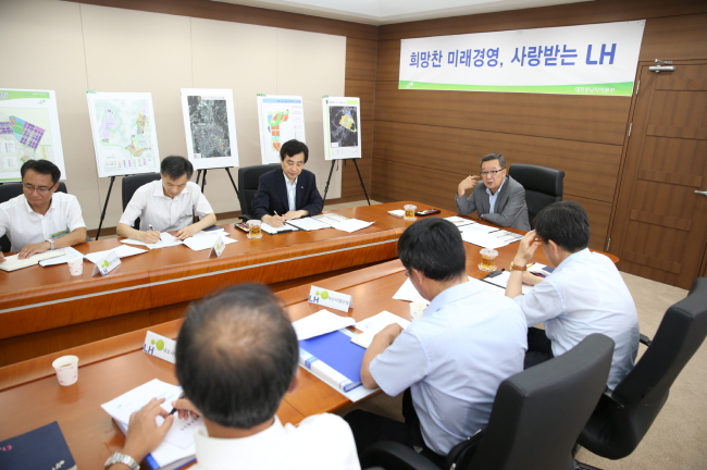 이재영(공기업인/연구인/한국토지주택공사사장)
이재영 LH(한국토지주택공사) 사장이 현장경영의 가속패달을 밟고 있어 주목된다. LH는 이재영 사장이 20일 대전충남지역본부 순시에 나서 본부 관할 사업지구의 현안사항 전반을 점검하는 등 현장경영 행보를 시작했다고 밝혔다.