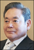 이건희(기업인/국제기관단체인/삼성전자회장)
이건희<사진> 삼성전자 회장이 폐렴 증상을 보임에 따라 삼성서울병원에 1주일째 입원 중이다. 이르면 이번 주말 퇴원할 예정이다.