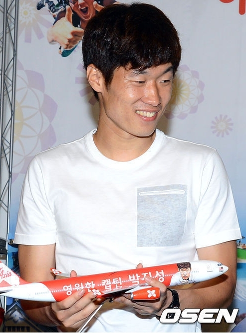 박지성(축구선수/PSV아인트호벤미드필더)
박지성이 21일(한국시간) 8년만에 AC밀란을 상대로 에이트호번에서 복귀전을 치룬 가운데 양팀 선수중 최고평점과 최우수선수로 선정되는 맹활약을 펼쳤다.