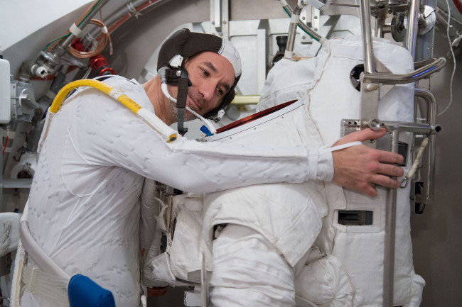 <YONHAP PHOTO-0151> In this March 4, 2013 photo made available by NASA, European Space Agency astronaut Luca Parmitano participates in an Extravehicular Mobility Unit (EMU) spacesuit fit check in the Space Station Airlock Test Article (SSATA) of the Crew Systems Laboratory at NASA's Johnson Space Center in Houston. The Italian astronaut who nearly drowned during a spacewalk in July 2013 is sharing more details about the experience. Parmitano wrote in his online blog, posted Tuesday, Aug. 20, 2013 that he felt all alone as water filled his helmet outside the International Space Station. (AP Photo/NASA, Lauren Harnett)/2013-08-21 05:46:56/ <저작권자 ⓒ 1980-2013 ㈜연합뉴스. 무단 전재 재배포 금지.>
European Space Agency astronaut Luca Parmitano participates in a spacesuit fit check.   AP-Yonhap News
