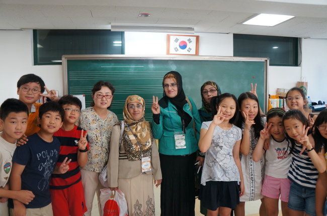 Afghan teachers pose with Korean students during a visit to Hanyang University Affiliated Primary School in Seoul.   RIGEL, Hanyang University