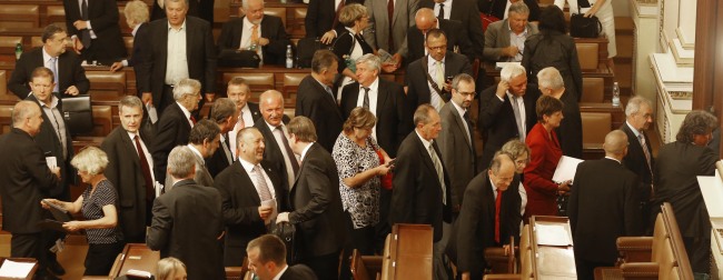 <YONHAP PHOTO-0059> Lawmakers leave after voting to dissolve Czech Republic's parliament in Prague, Czech Republic, Tuesday, Aug. 20, 2013. Dissolving the parliament will lead to early elections in Czech Republic. (AP Photo/Petr David Josek)/2013-08-21 01:27:07/ <저작권자 ⓒ 1980-2013 ㈜연합뉴스. 무단 전재 재배포 금지.>
Lawmakers leave after voting to dissolve the Czech Republic’s parliament in Prague on Tuesday.   AP-Yonhap News