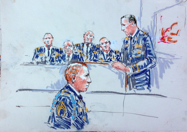 In this courtroom sketch, Staff Sgt. Robert Bales (foreground) is seated as prosecutor Lt. Col. Jay Morse (right) speaks to the jury in a courtroom at Joint Base Lewis-McChord, Washington, during a sentencing hearing in the slayings of 16 civilians killed during pre-dawn raids on two Afghan villages on March 11, 2012.    AP-Yonhap News