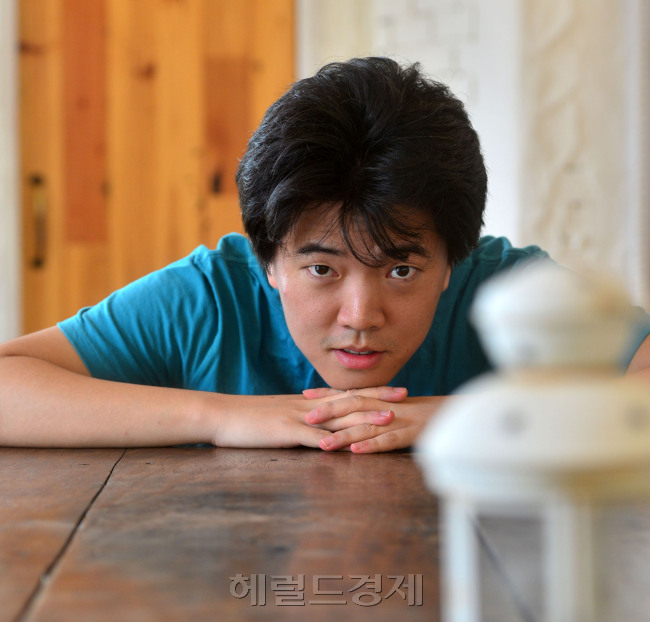 허정(영화감독/영화배우)
한국 영화계에 또 한 명의 ‘괴물 신인’이 나타났다. 첫 장편 영화 ‘숨바꼭질’로 흥행 열풍을 일으킨 허정(32) 감독이다. ‘더 테러 라이브’의 김병우 감독과 함께 최근 한국영화가 발굴한, 재능과 야심으로 똘똘 뭉친 차세대 유망주로 꼽힌다. 지난 14일 개봉한 ‘숨바꼭질’은 19일까지 엿새 만에 261만명을 돌파하며 쟁쟁한 대작과 화제작 틈바구니에서 줄곧 흥행 순위 1위를 달리고 있다.