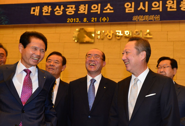Doosan Group chief Park Yong-maan (second from right) greets corporate executives at his inauguration as the new chairman of the Korea Chamber of Commerce and Industry.   Lee Sang-sub/ The Korea Herald