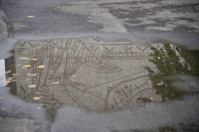 Picasso’s mural artwork “The Fisherman” on the government quarter’s
“Y building” reflects in a puddle in Oslo, Norway, on Aug. 6.    AFP-Yonhap News