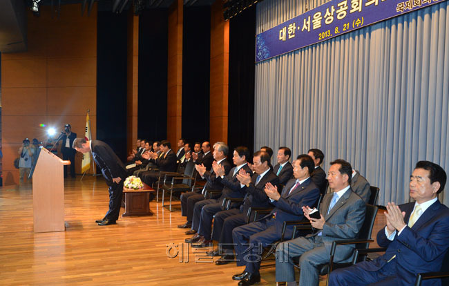 박용만(기업인/두산그룹회장)
박용만 두산그룹 회장이 21일 오전 서울 중구 남대문로 대한상공회의소에서 열린 ‘대한상공회의소 임시의원 총회’에서 만장일치로 제 22대 대한상공회의소 신임회장으로 선출됐다. 박용만 신임회장이 취임식장에서 인사를 하고 있다.