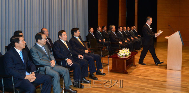 박용만(기업인/두산그룹회장)
박용만 두산그룹 회장이 21일 오전 서울 중구 남대문로 대한상공회의소에서 열린 ‘대한상공회의소 임시의원 총회’에서 만장일치로 제 22대 대한상공회의소 신임회장으로 선출됐다. 박용만 신임회장이 신임회장으로 첫 발걸음을 하고 있다.